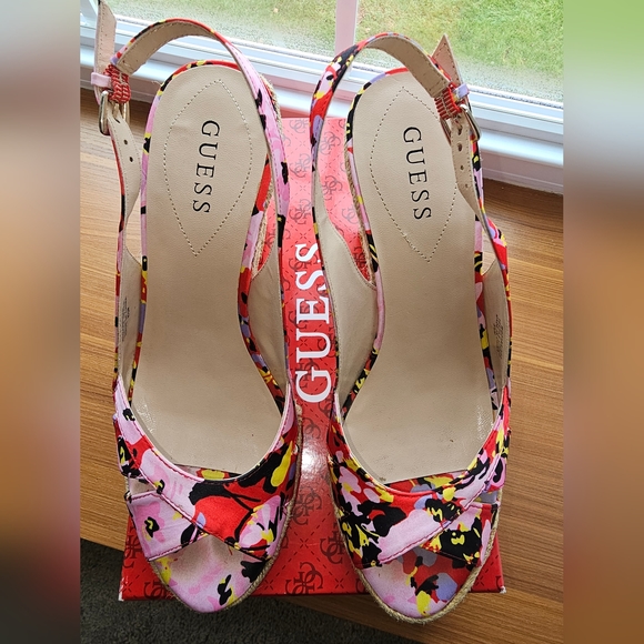 Guess floral wedge heels, pink/red/yellow/black fabric. Size 8.5M - Picture 4 of 7